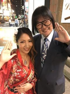 「八王子スナック物語」をデュエットしたむげんもえ(左)と大木凡人.jpg