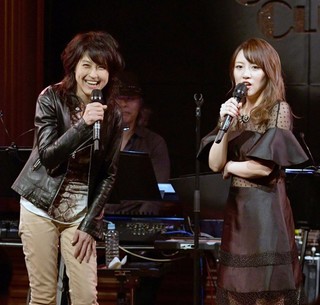 サプライズゲストで楽曲提供した岸谷香(左)も登場した高橋みなみのライブ.jpg
