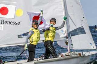 セーリングの世界選手権女子470級で初優勝した吉田愛(左)、吉岡美帆組.jpg