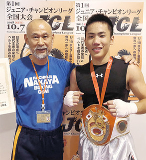 優勝した池上選手(右)とチーフトレーナーの中屋廣隆さん.jpg