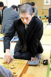 元奨励会三段・天野貴元さん.jpg