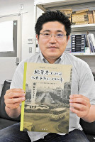 出版した写真資料集を手にする村松さん.jpg
