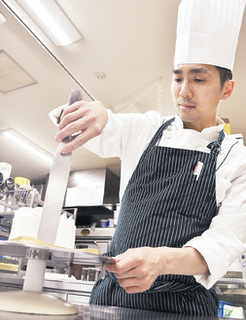 南大沢にある自店「パティスリー・メゾンドゥース」で作業をする伊藤さん.jpg