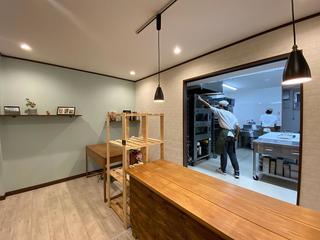 工房の様子がよく見える「IIDA BAKERY」の店内.jpg