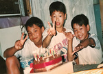 幼いころの3人=提供写真.jpg