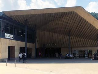 新たに「体験型ホテル」が設けられることとなった高尾山口の駅前.jpg
