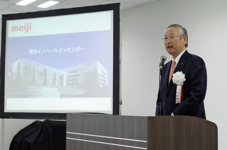新研究所で記者会見する明治の川村和夫社長.jpg