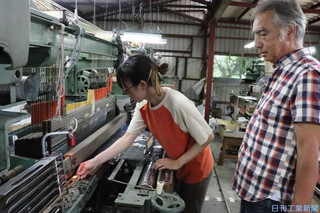 新製品開発の傍ら後進の育成にも力を入れる伝統工芸士の沢井社長.jpg