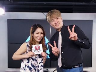 純烈の酒井一圭(右)との2ショットを披露したむげんもえ.jpg