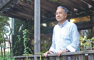 街を見渡す吉田さん.jpg