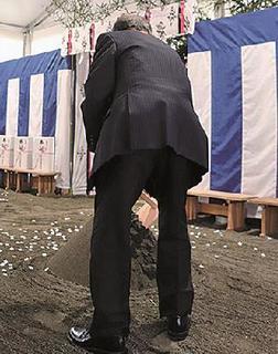 鍬を入れる高野英男理事長.jpg