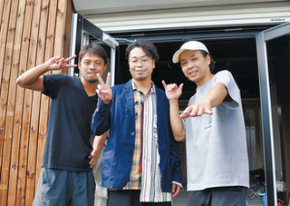開店準備が進む店舗前にて。左から落合さん、千晴さん、石川さん.jpg